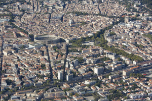 France, Gard (30), Nîmes, centre-ville, les arènes  (vue aérienne)