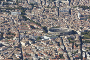 France, Gard (30), Nîmes, centre-ville, les arènes  (vue aérienne)